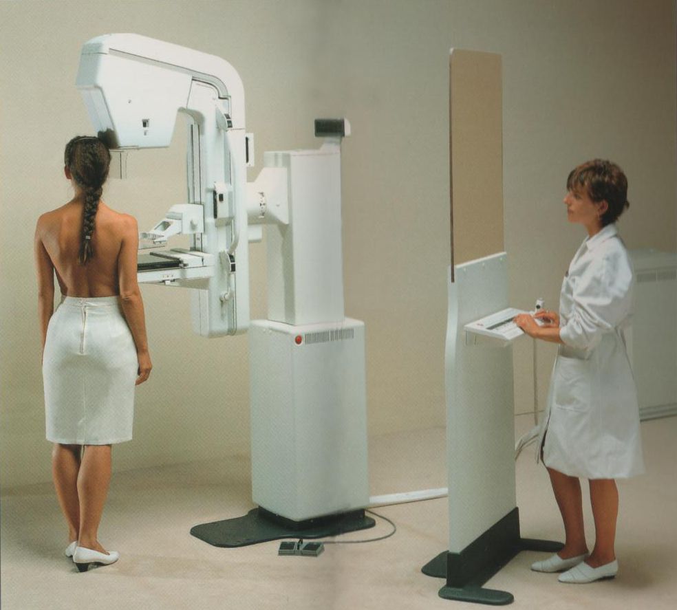 врач проводит маммографию