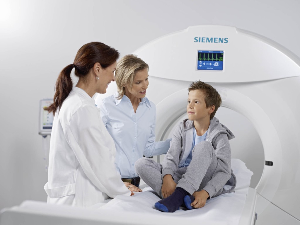 Специалисты подготавливают ребенка к процедуре МРТ