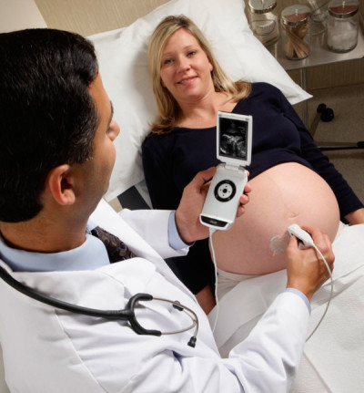 Обследование беременной женщины с помощью мобильного УЗИ-аппарата