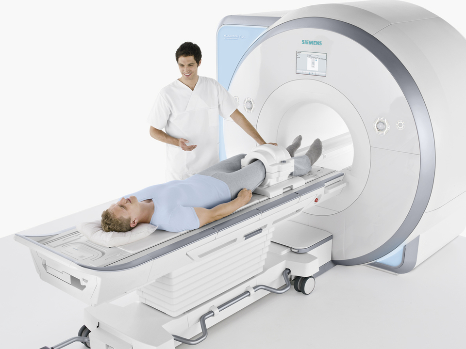 Специалистом проводится процедура магнитно-резонансной томографии колена 